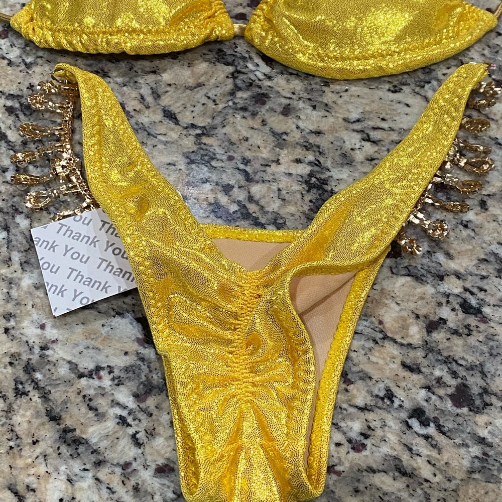 Ravish Sands Competition Posing Bikini View 4